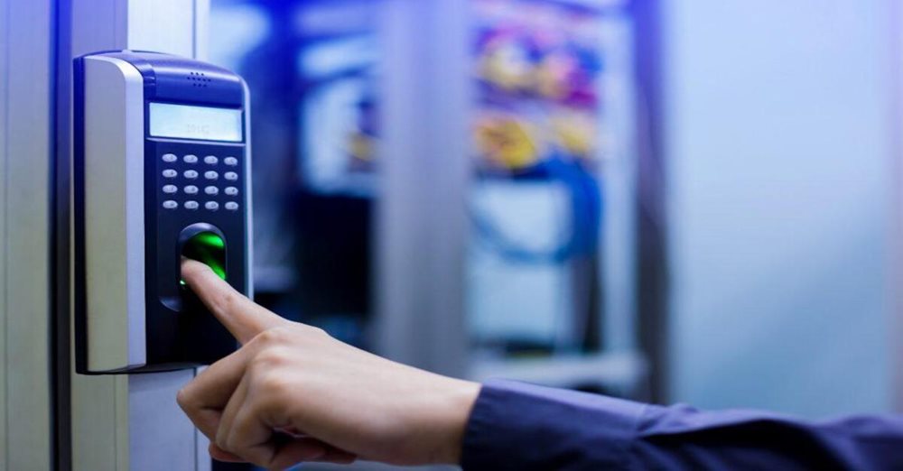 Pessoa usando leitor de impressão digital para liberar o acesso