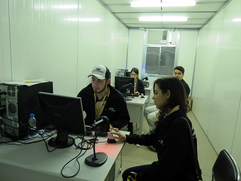 Operadores em posto de credenciamento durante evento