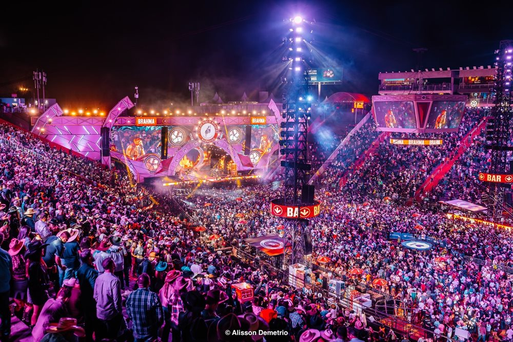 Arena lotada durante show na Festa do Peão de Barretos