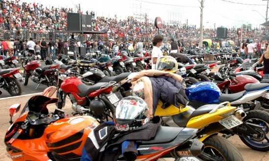 Motos e público no Barretos Motorcycles