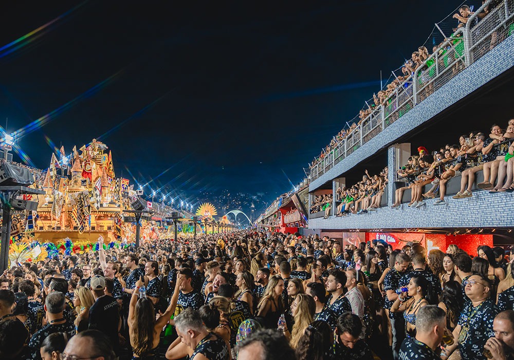 Público do Camarote Nº 1 no Sambódromo durante o Carnaval do Rio de Janeiro