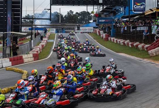 Largada de corrida de kart no Kartódromo Internacional Granja Viana