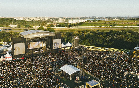 Vista aérea do palco e do público no Primavera Sound