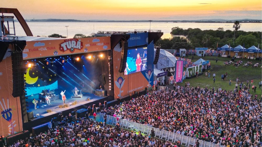 Show ao pôr do sol no Festival Turá, com o palco e o público